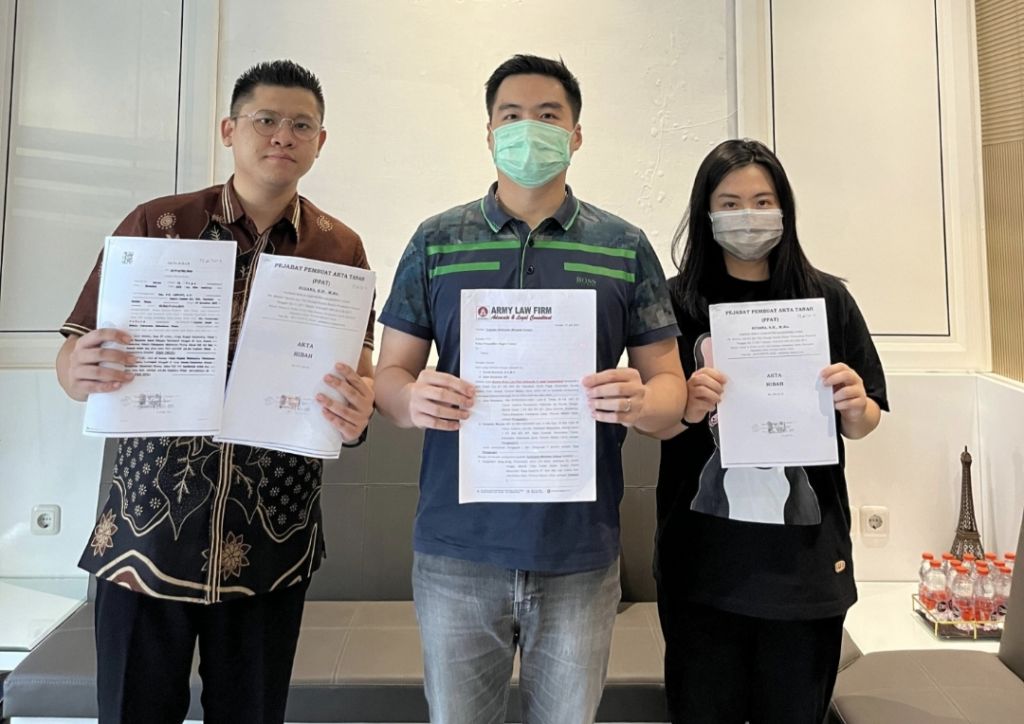 Salah satu tim Pengacara Anggraeni, Xavier Nugraha (kiri) bersama kedua anak Anggraeni