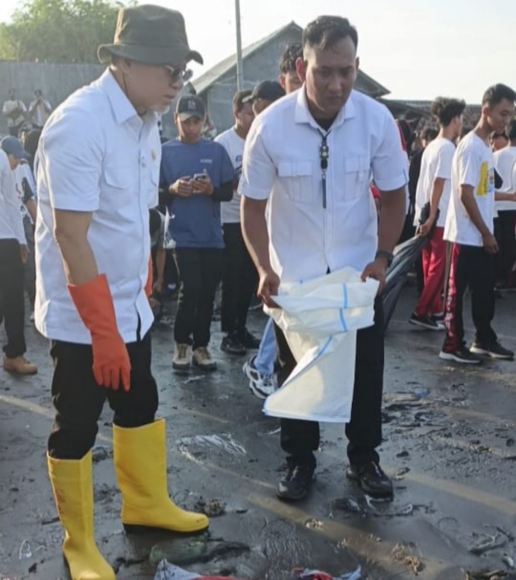 Menko Zulhas Resik-resik Sampah Pantai Satelit  Banyuwangi Disambati Nelayan