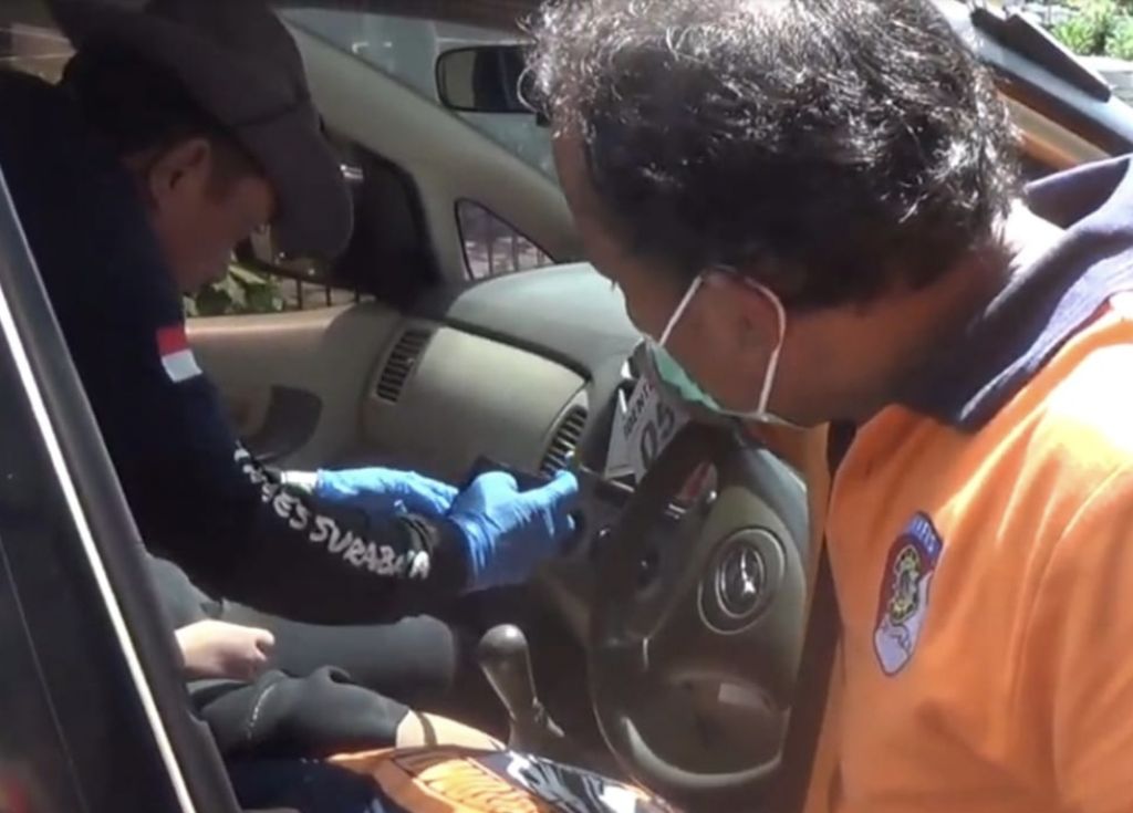 Polisi Sebut Pria dan Wanita Tewas dalam Mobil di Surabaya Bukan Korban Kejahatan