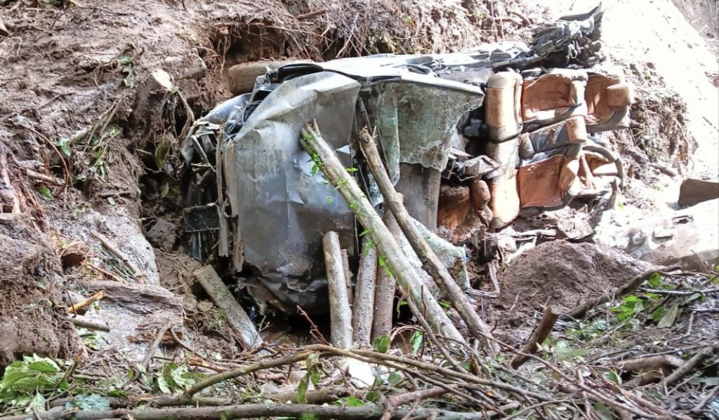 Penampakan Innova yang tertimbun material longsor di Jalur Cangar