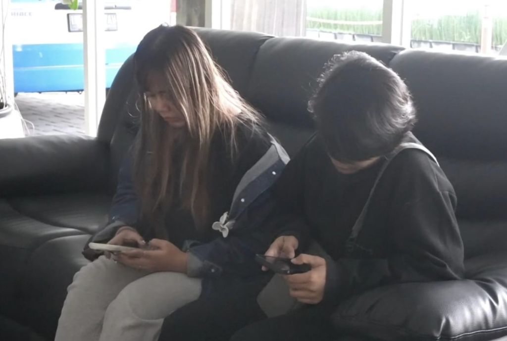 Dua wanita penumpang kereta api yang menjadi korban pelemparan batu (Foto: Faj for mili.id)