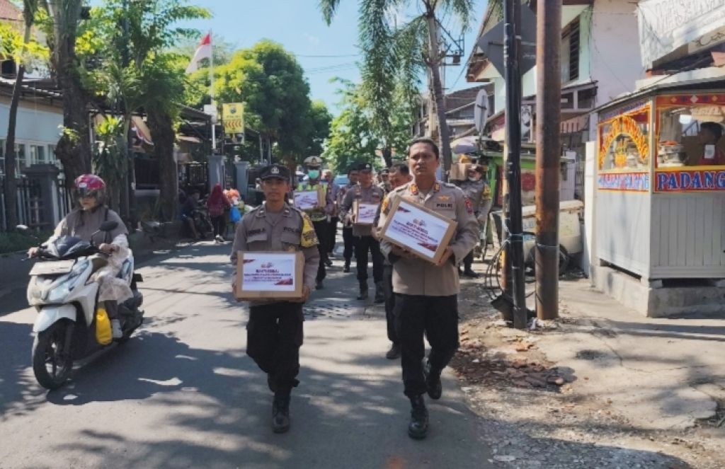 Polsek Asemrowo Dekatkan Diri Lewat Bakti Sosial Bhayangkara