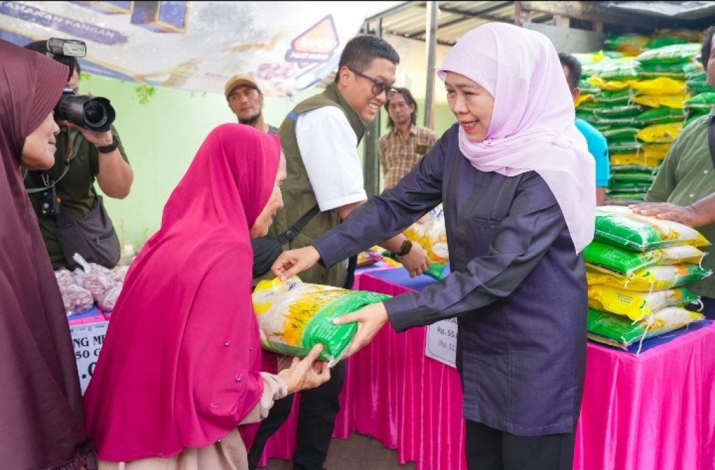 Khofifah Perkuat Pengendalian Inflasi Lewat Pasar Murah dan UMKM