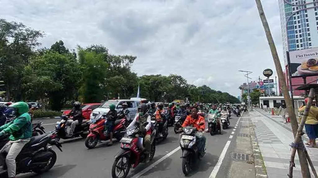 'DOBRAK' Jatim Geruduk Surabaya: Ratusan Driver Ojol Tuntut Sanksi Tegas bagi Aplikator Nakal