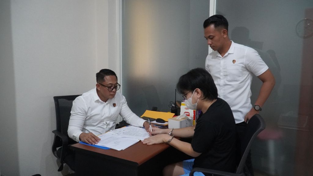 Tersangka Ivan Sugiamto diserahkan polisi ke Kejaksaan Negeri Surabaya