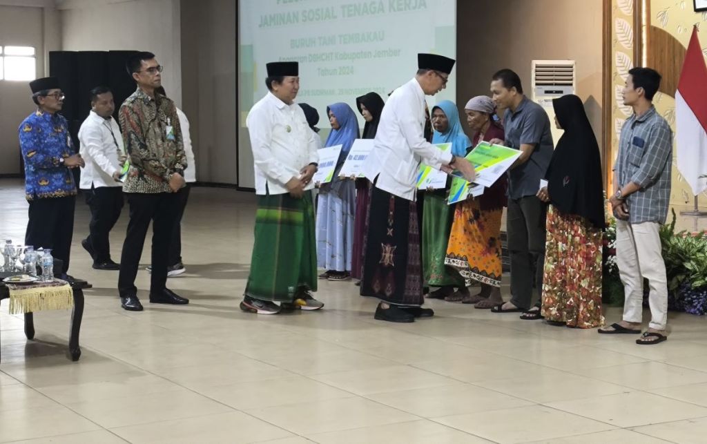 19.939 Buruh Tani Tembakau Jember Terima Jamsostek