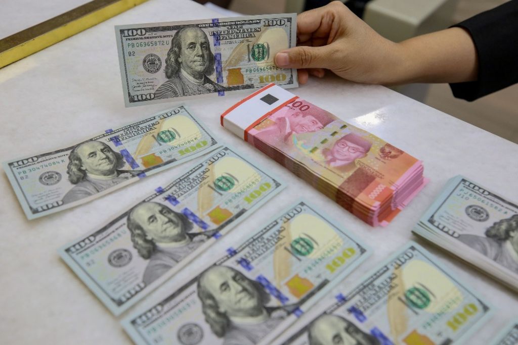Primus Yustisio Desak Perry Warjiyo Mundur, Rupiah Tembus Rp17.700 per Dolar AS