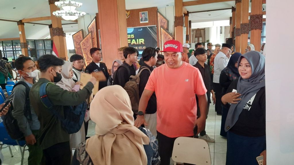 Bupati Mas Rio dan wakilnya Mbak Ulfiyah menyapa pelamar kerja di Job Fair 2025 Situbondo (Foto: Fatur Bari/mili.id)