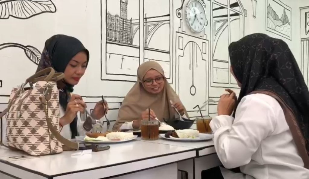 Sensasi Nongkrong Rame-rame dalam Kafe Bernuansa Komik di Mojokerto