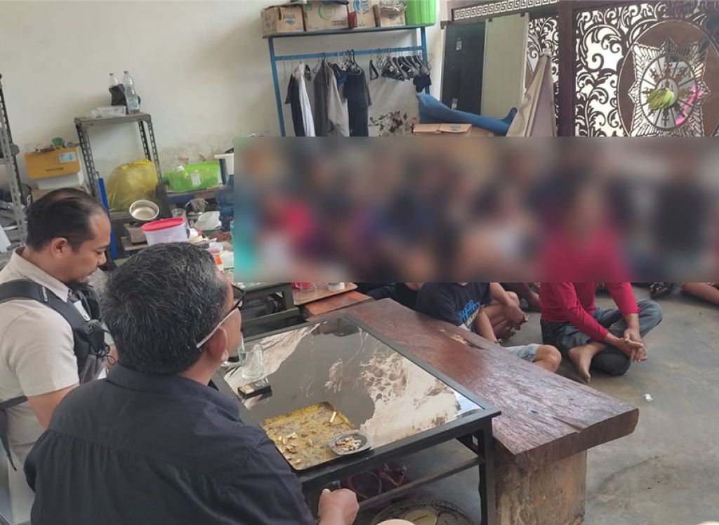 Penggerebekan Kampung Narkoba Perbatasan Mojokerto-Pasuruan, 21 Orang Dibawa ke BNN