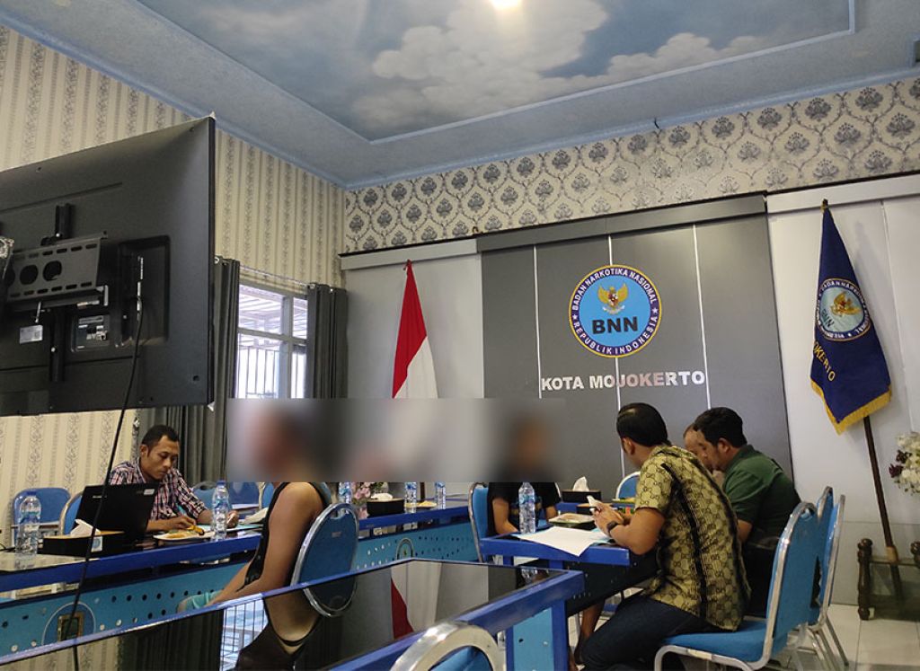 Dua pria yang ditahan Satresnarkoba Polres Mojokerto karena kedapatan membawa 3 paket sabu siap pakai (Foto: Nana/mili.id)