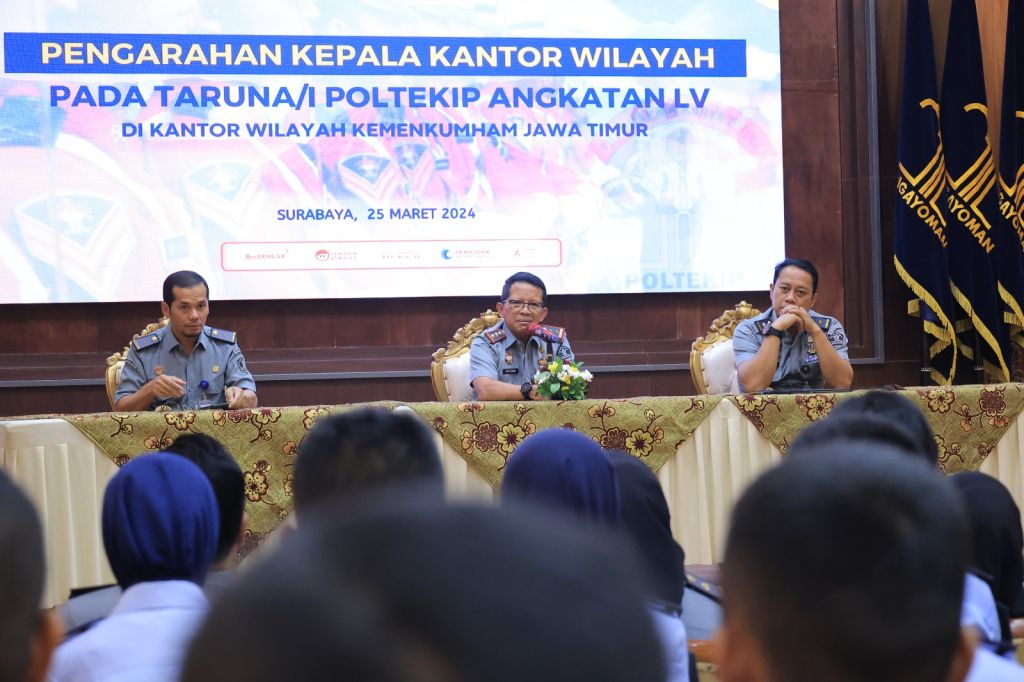 Kepala Kanwil Kemenkumham Jatim Heni Yuwono didampingi Kadiv Administrasi Saefur Rochim dan Kadiv Pemasyarakatan Asep Sutandar menyambut 44 Taruna Poltekip