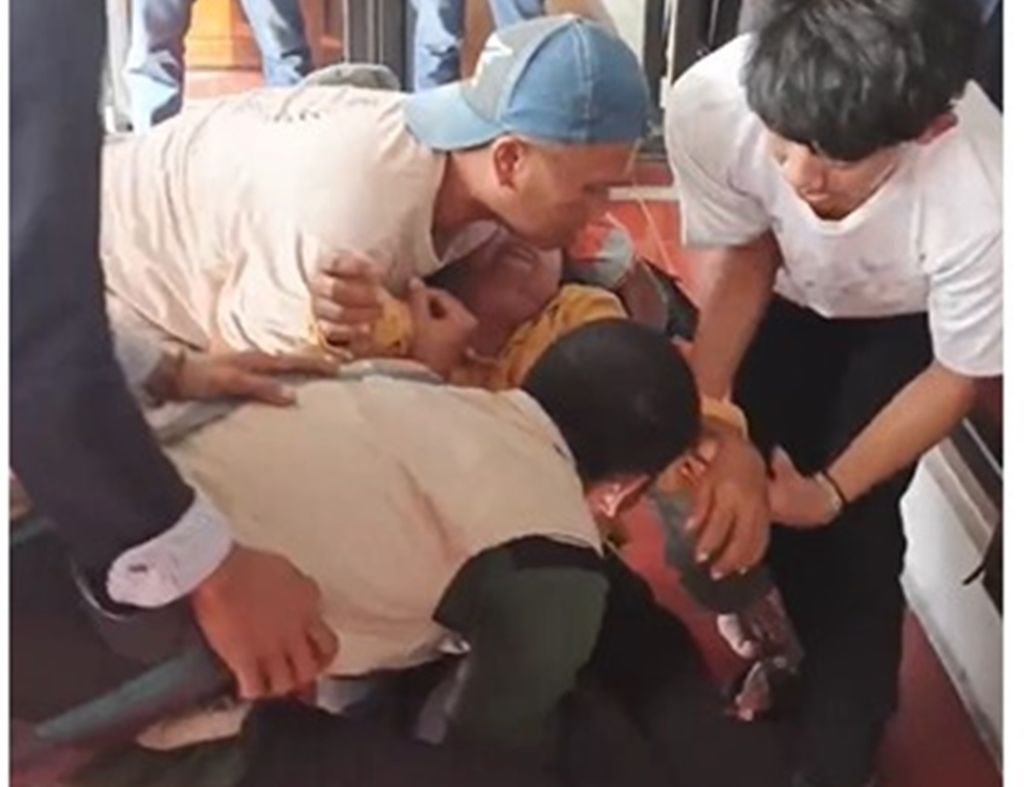 Keluarga penumpang kapal menangis histeris hingga pingsan