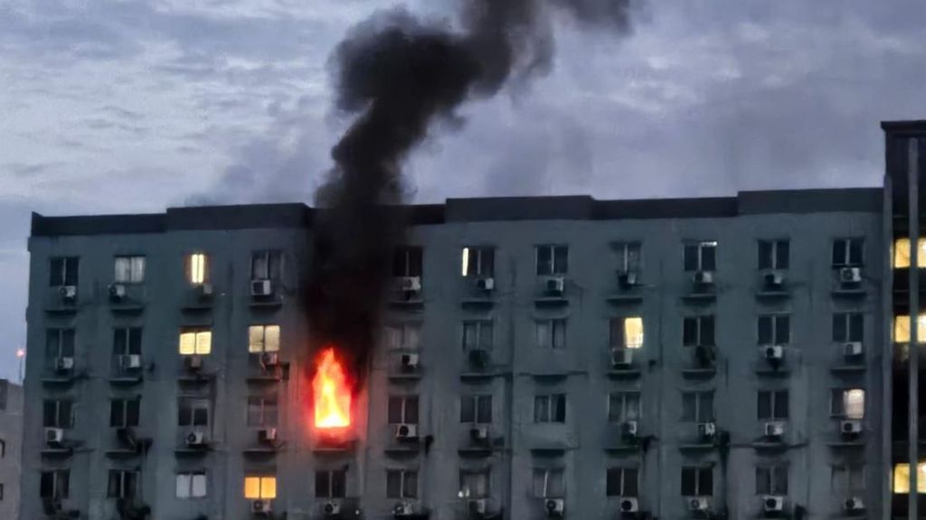 Kebakaran Apartemen Mediterania Jakbar, Penghuni Panik Berhamburan Dievakuasi