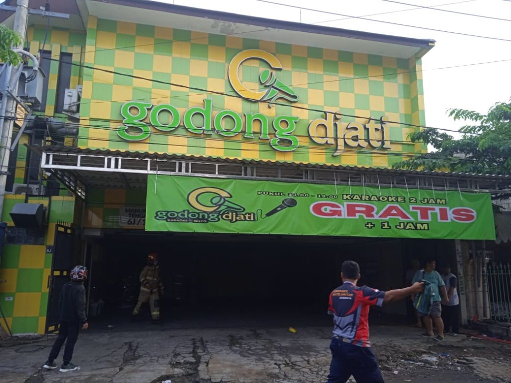 Petugas pemadam kebakaran berusaha memadamkan api di Rumah Karaoke Godong Djati