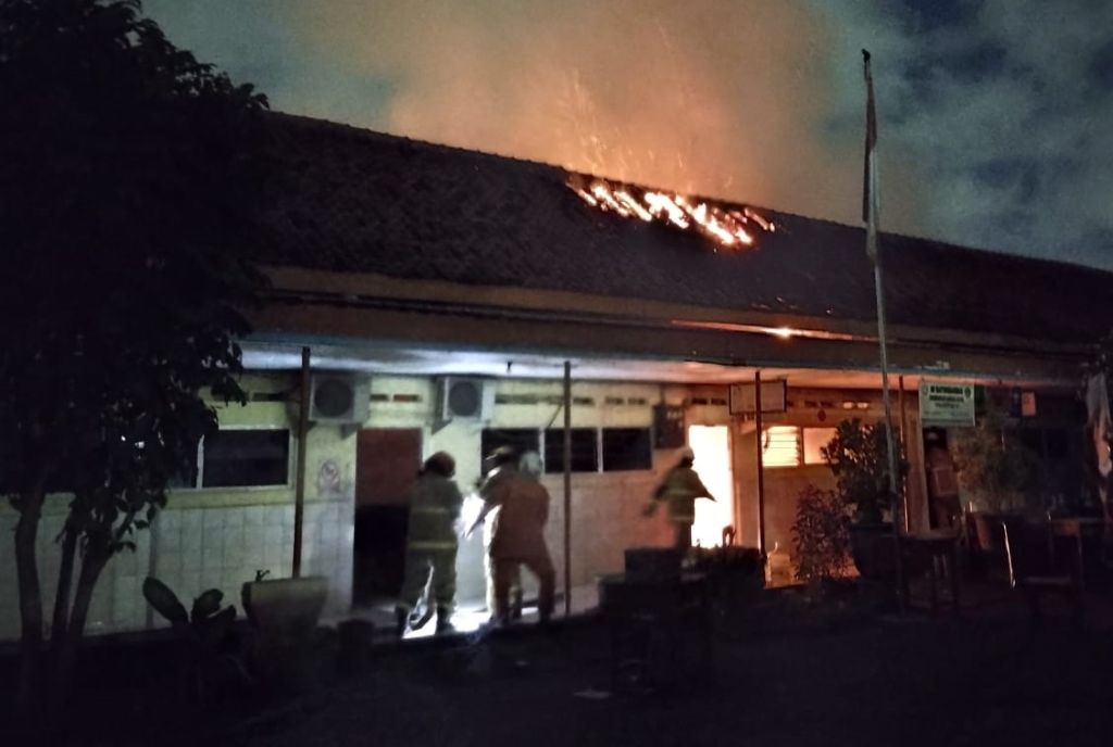 Rumah Penjaga MI di Surabaya Tebakar Merabat ke 5 Ruang Kelas