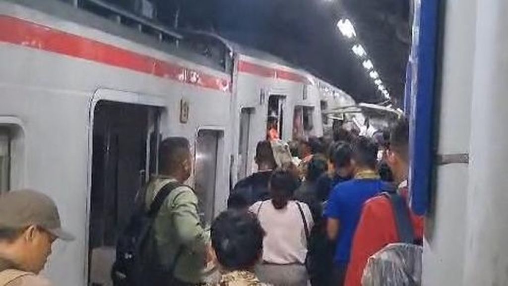 Detik-Detik Mencekam Tabrakan Kereta di Bekasi Timur, Penumpang Pecahkan Kaca Demi Selamat