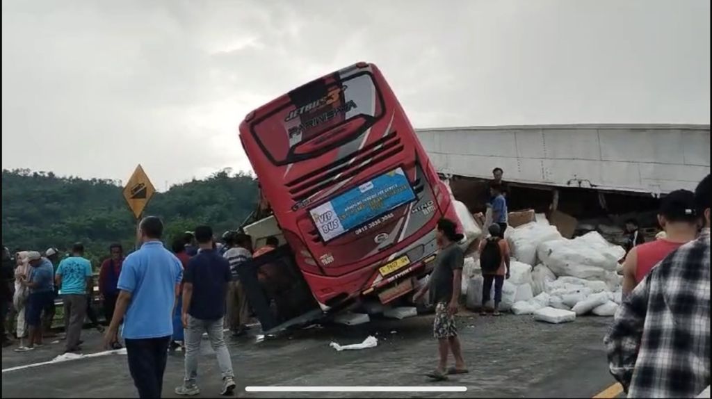 Bus Rombongan Pelajar Dihantam Truk Boks di Tol Lawang, Malang