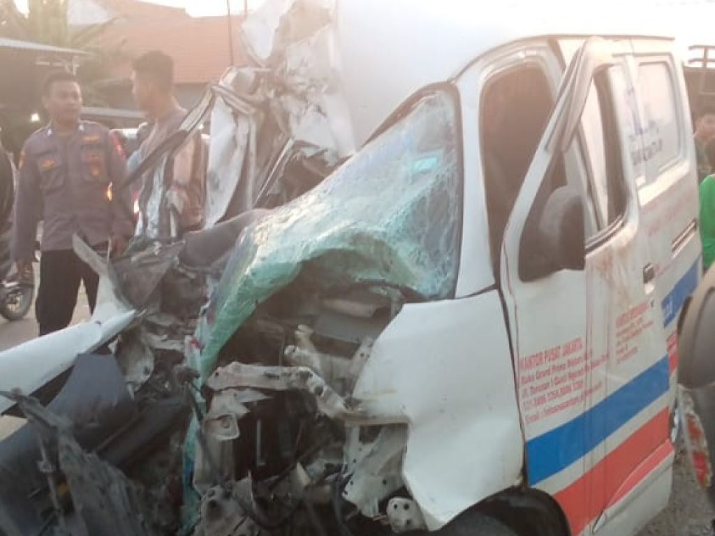 Kondisi mobil yang bertabrakan dengan truk trailer di Gresik