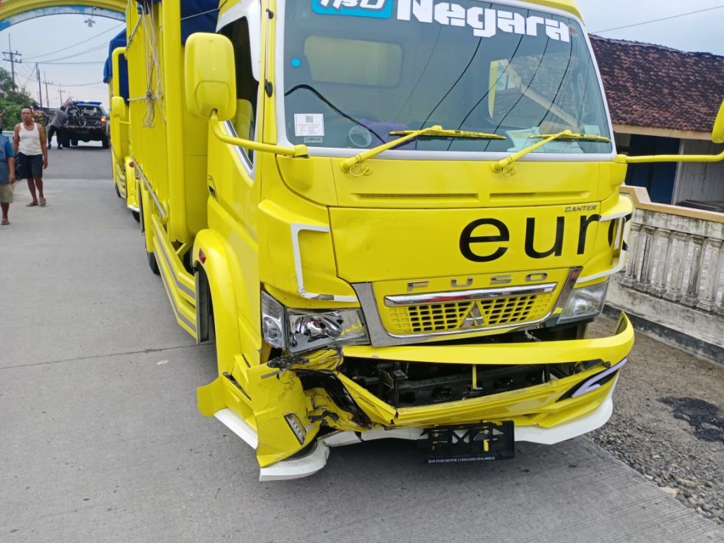 Ngebut, Tabrak Truk di Tikungan, Pemotor Jombang Tewas