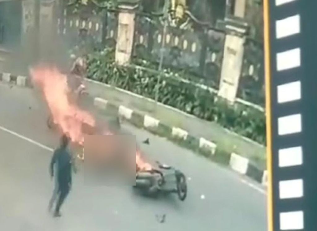 Ngeri! Dua Orang Terbakar dalam Tabrakan Motor di Malang