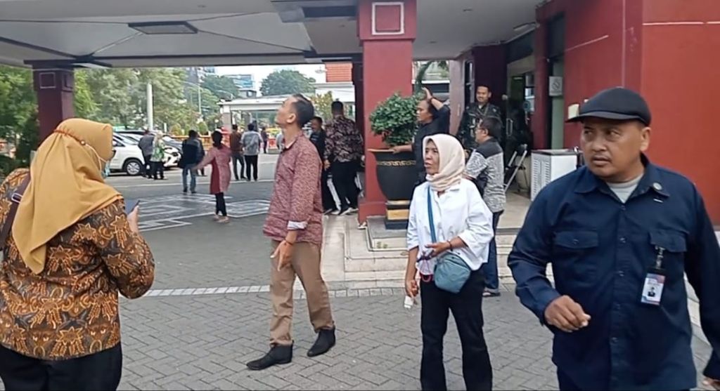 Warga berhamburan menyelamatkan diri (Foto: Bejo/mili.id)