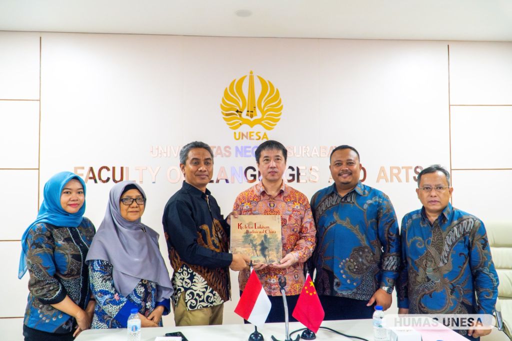 Konjen Tiongkok di Surabaya dan Unesa Serah Terima Donasi Buku