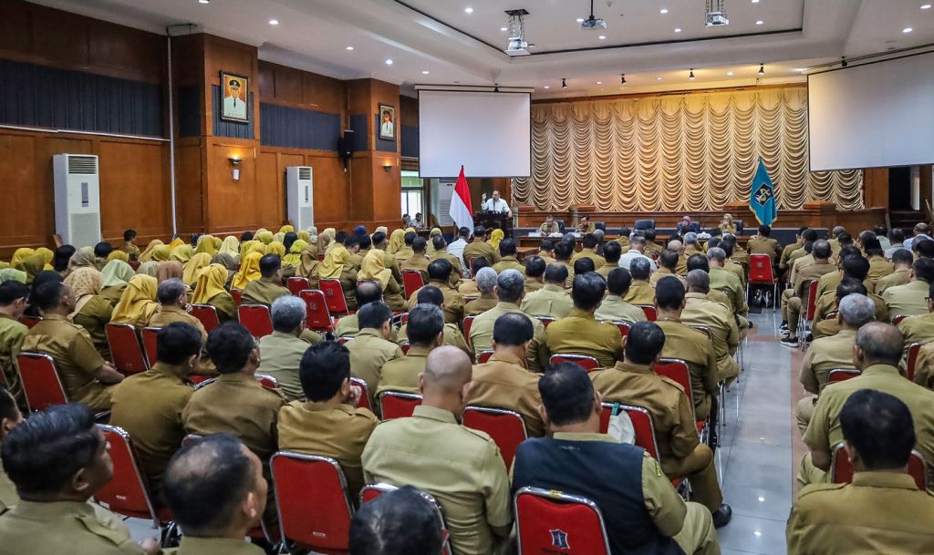 Wali Kota Desak Camat hingga Kepala PD Selesaikan Update Data Warga Surabaya Miskin
