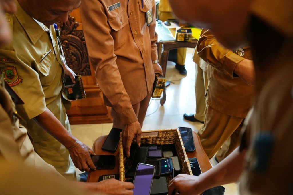 Cegah 'Phone Snubbing' ketika Rapat, ASN di Pemkot Mojokerto Kumpulkan Hp