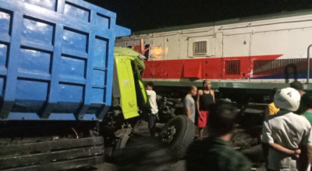 KA Dhoho Tabrak Truk di Perlintasan Blitar, Detik-Detik Mencekam Diungkap Saksi