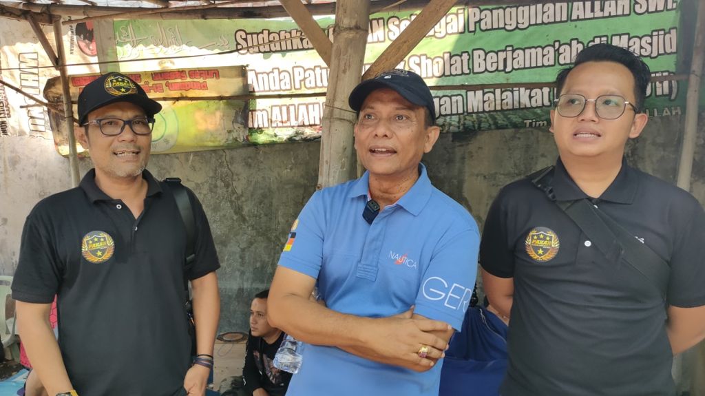 Pembina PAKAR Siswayono (kiri), Pendiri Seduluran Murai Mania Abah Tatuk (tengah) dan Ketua PAKAR (kanan) - (Foto: Wendy/mili.id)
