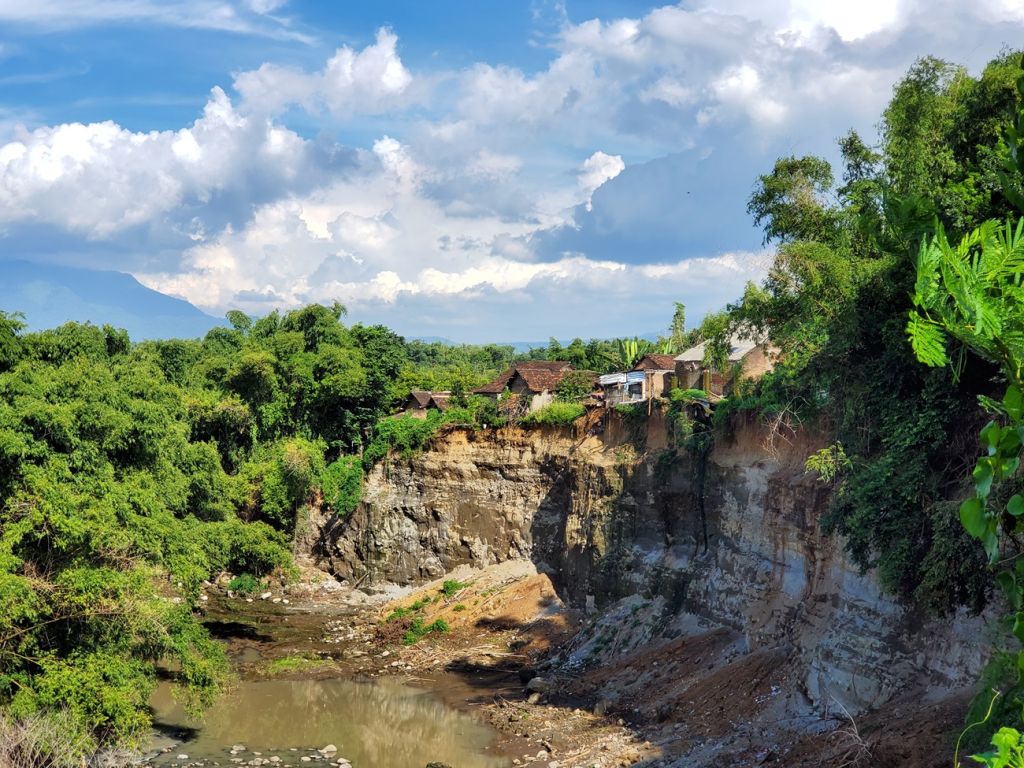 Penampakan longsor tebing Sungai Wakrejo, Dlanggu, Mojokerto (Foto: Nana/mili.id)