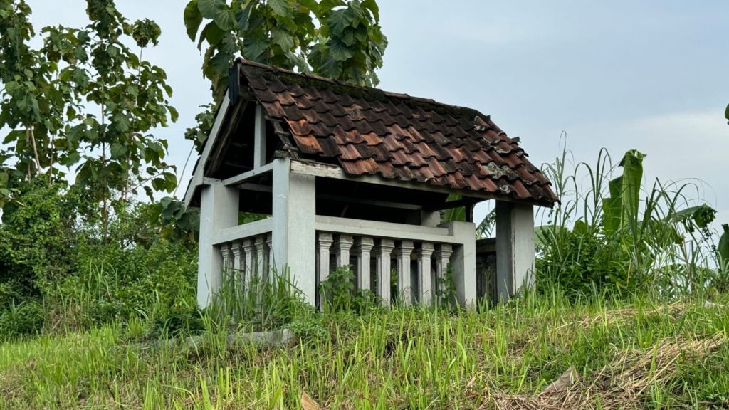 Misteri Makam di Tanggul Sungai Brantas Mojokerto