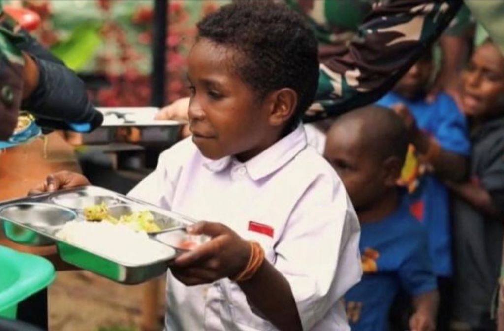 Warga hingga Siswa SD di Distrik Homeyo Papua Tengah Sambut Bahagia Program MBG