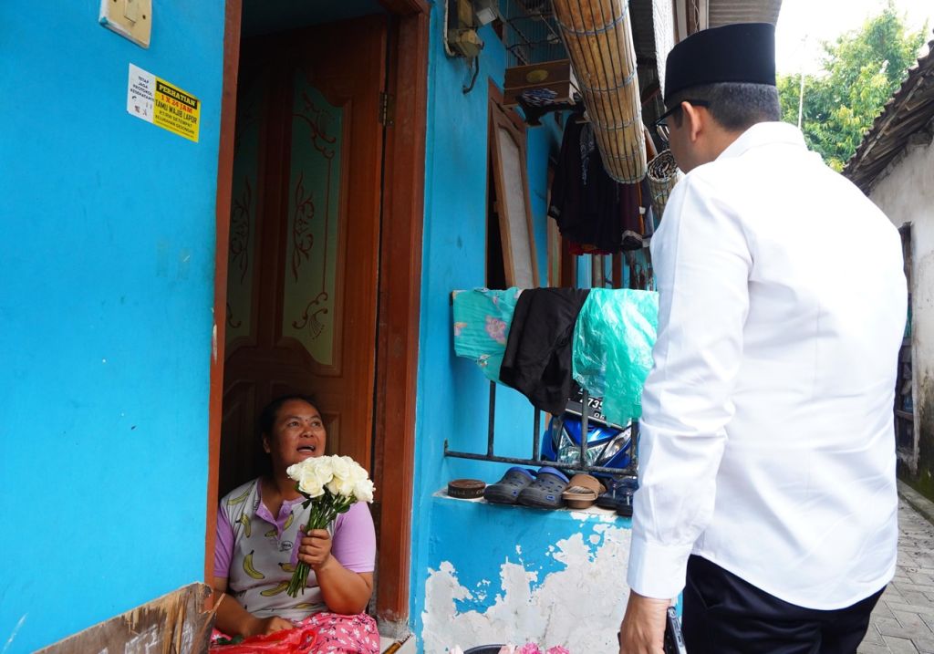 Semringah Pedagang Bunga di Kota Mojokerto Ketika Buket Mawar Buatannya Dibeli Mas Pj