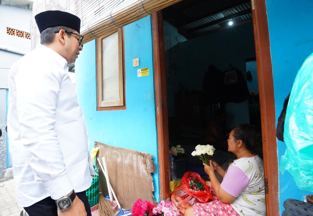 Mas Pj Wali Kota Mojokerto Ali Kuncoro membeli buket mawar buatan warganya