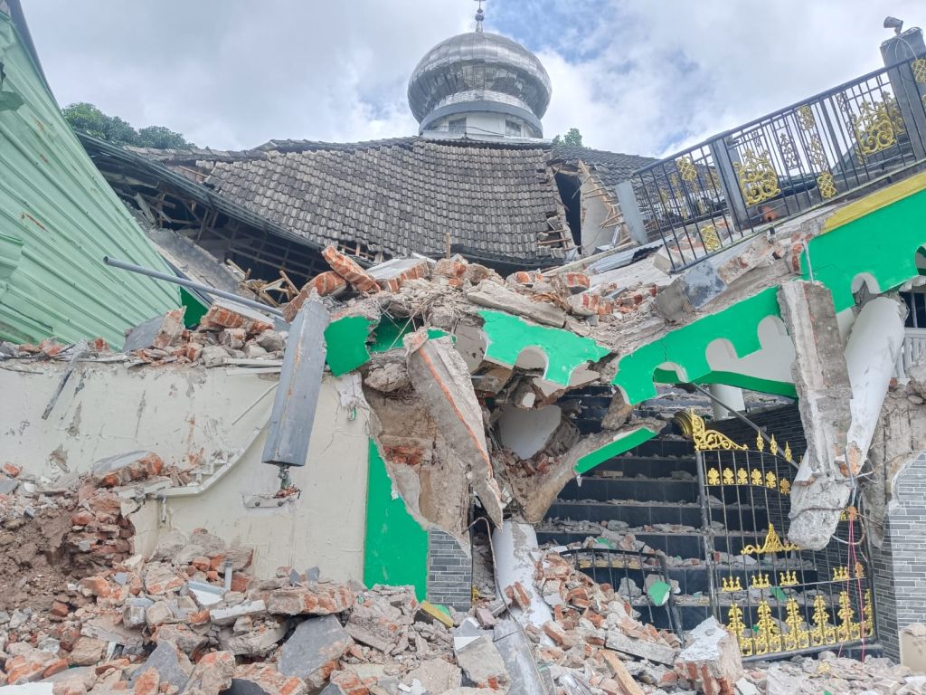 Kesaksian Warga Ketika Masjid Jami' di Pulau Bawean Ambruk Akibat Gempa