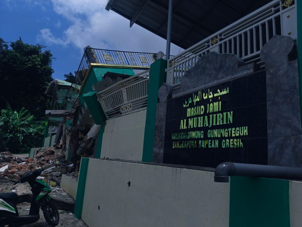 Penampakan Masjid Jami' Al Muhajirin Balikbakgunung, Desa Gunung Teguh, Pulau Bawean yang ambruk akibat gempa
