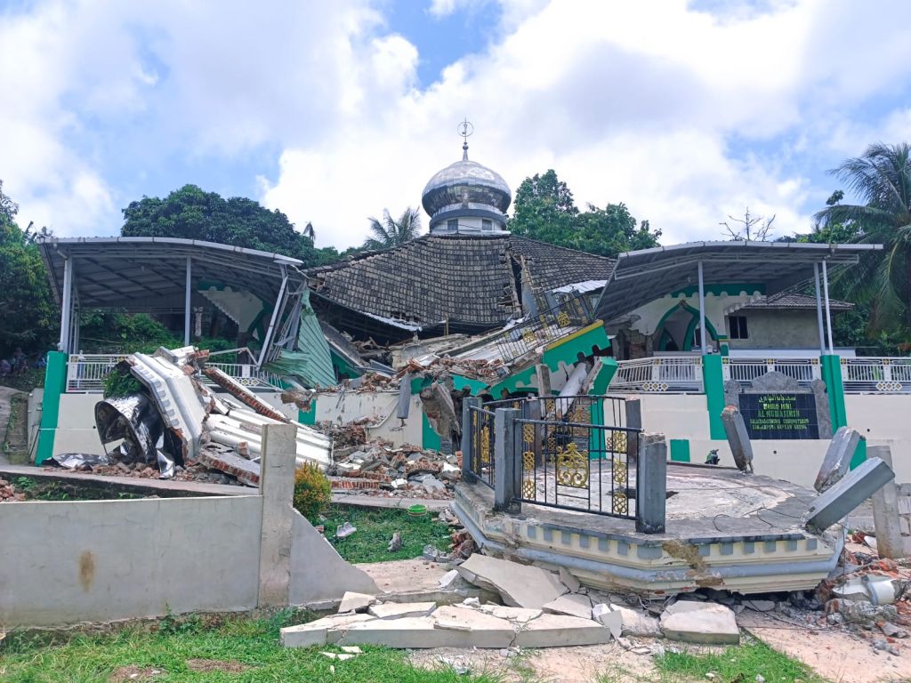 Penampakan Masjid Jami' Al Muhajirin Balikbakgunung, Desa Gunung Teguh, Pulau Bawean yang ambruk akibat gempa