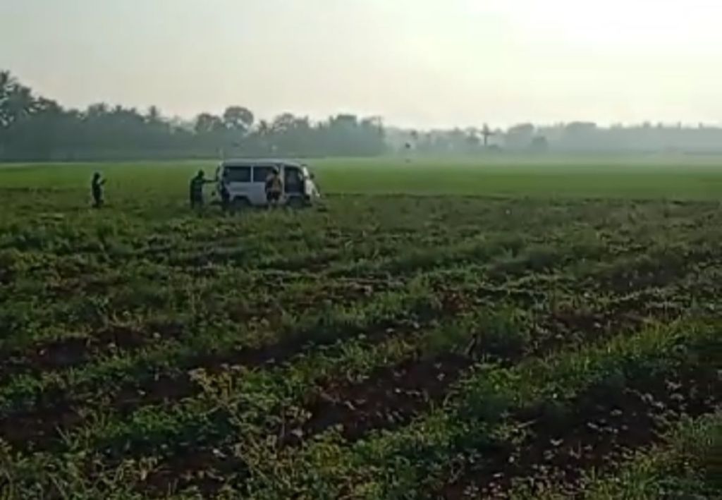 Salah Injak Pedal Gas, Mobil Rombongan Selawatan di Banyuwangi Masuk Kebun Timun