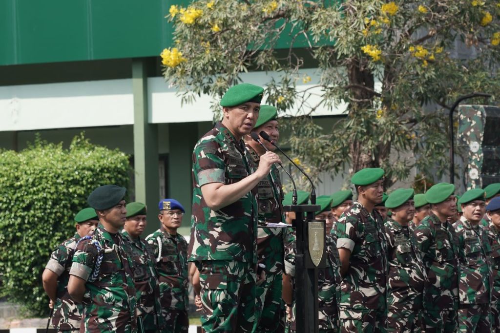 Pangdam V/Brawijaya, Mayjen TNI Rudy Saladin memberikan arahan dalam apel pasukan.(Penrem V/Brawijaya for mili.id)