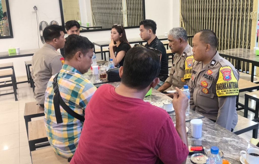 Oknum Anggota Polrestabes Surabaya Pukul Demonstran Berujung Damai