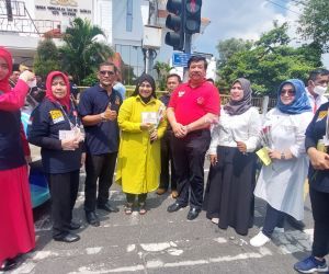 Hakordia, Elok Cahyani Turut Serta Bagikan Bunga di Depan DPRD Surabaya