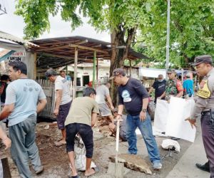 Kerap Terdampak Banjir Semut Baru, Warga Pengampon Gotong Royong Bersihkan Selokan