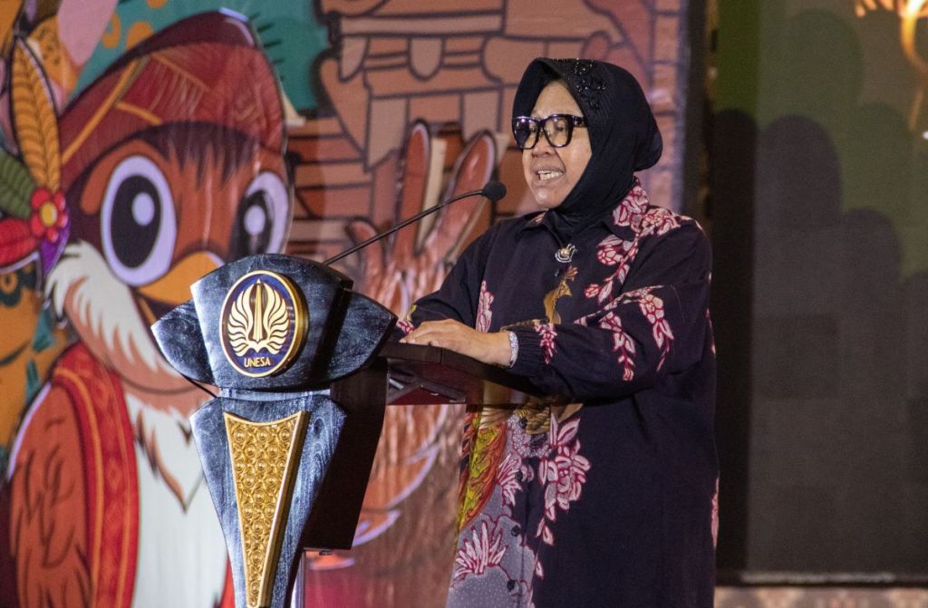 Mensos Risma Hadir di PKKMB Universitas Negeri Surabaya, Ini Pesannya bagi Maba