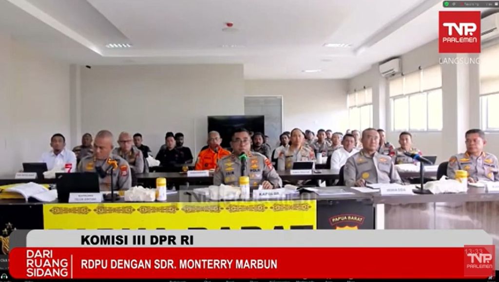 Kapolda Papua Barat, Irjen Pol Johnny Eddizon Isir mengikuti rapat dengar pendapat dengan Komisi III DPR RI (Foto: TVR Parlemen)