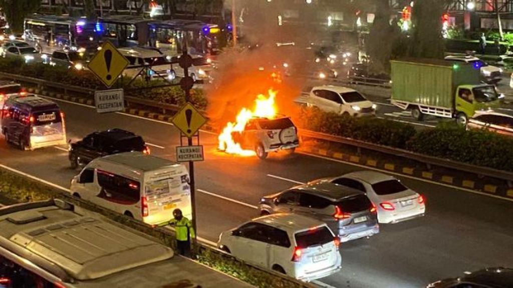 Mobil Terbakar di Tol Dalam Kota, Arah Cawang Lumpuh Total Malam Ini