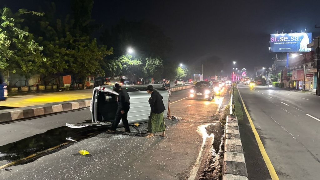 Mobil Terguling di Flyover Waru, Sidoarjo