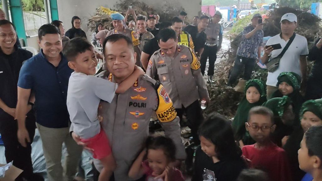 Momen Kapolrestabes Surabaya Ajak Anak-anak Jalanan dan Pemulung Makan Bergizi Gratis