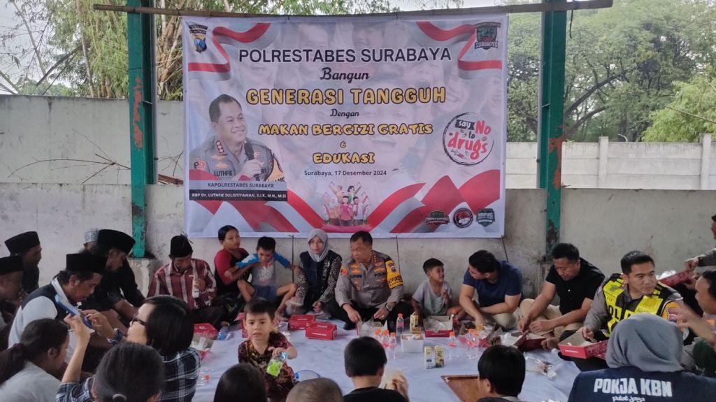 Kapolrestabes Surabaya Kombes Pol Luthfie Sulistiawan dalam kegiatan makan bergizi gratis (Foto: Wendy/mili.id)